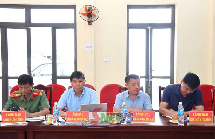 Các đại biểu tham dự cuộc kiểm tra, nắm tình hình xã Phiêng Cằm.