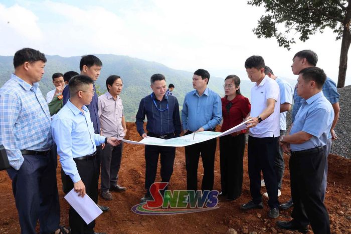 Đoàn công tác kiểm tra, nắm tình hình thi công tuyến đường Phiêng Phụ B - Xà Liệt.
