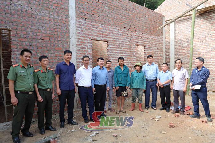 Đoàn công tác kiểm tra, nắm tình hình công tác xoá nhà tạm trên địa bàn xã Phiêng Cằm.