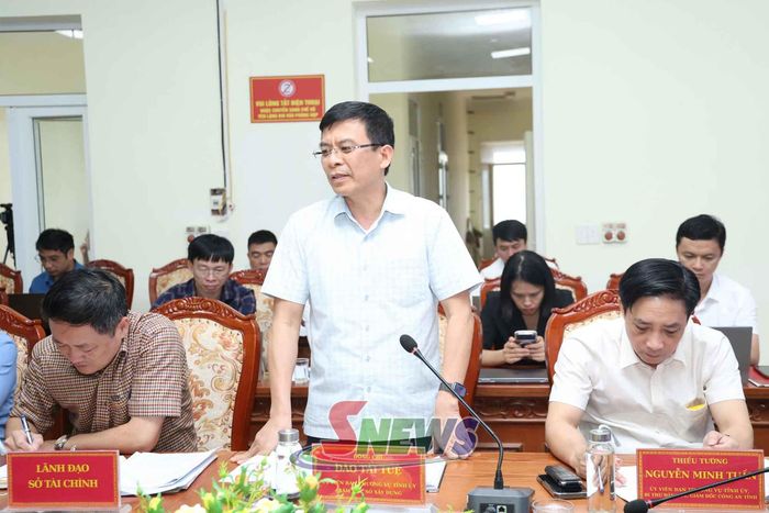 Đồng chí Gám đốc Sở Xây dựng phát biểu tại cuộc làm việc.