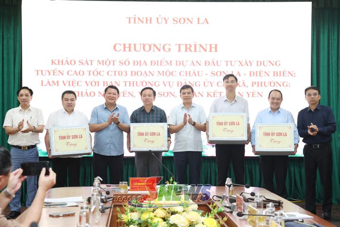 Các đồng chí lãnh đạo tỉnh tặng quà cho 4 xã, phường.
