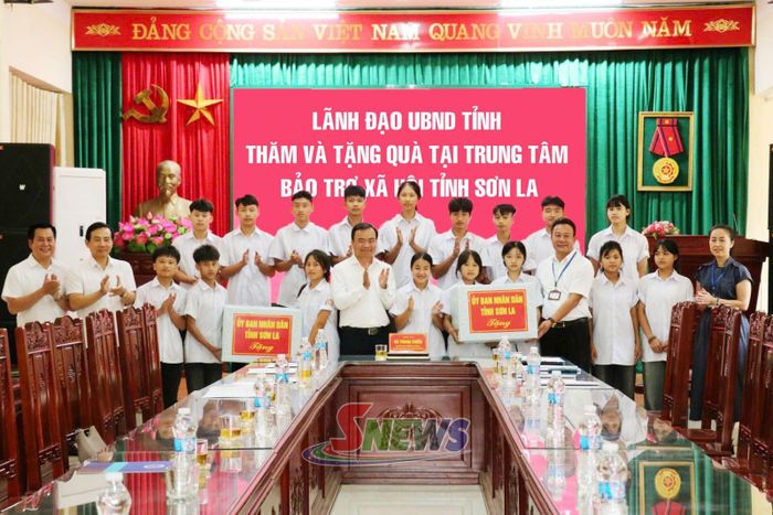 Đồng chí Hà Trung Chiến cùng các đại biểu tặng quà các cháu thiếu nhi tại Trung tâm.