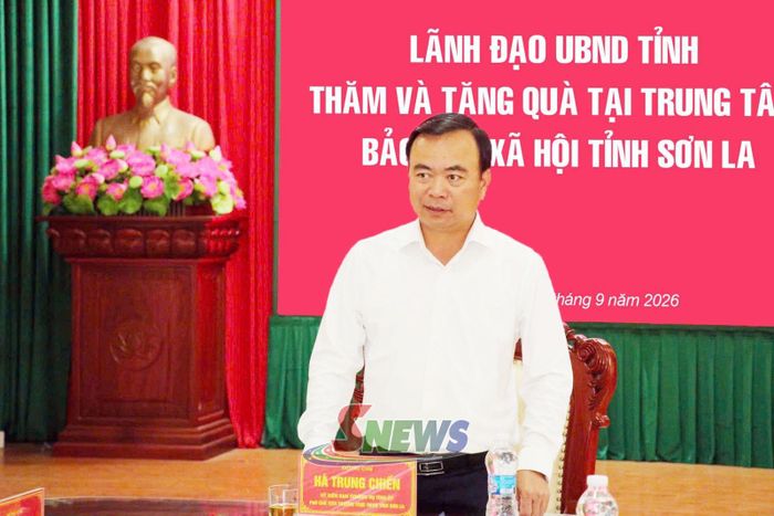 Đồng chí Hà Trung Chiến phát biểu động viên các cháu thiếu nhi tại Trung tâm Bảo trợ xã hội tỉnh.
