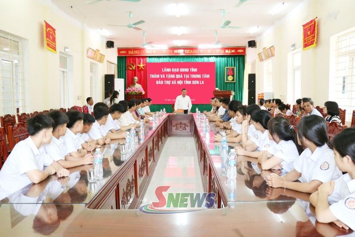 Chương trình thăm, tặng quà tại Trung tâm Bảo trợ xã hội tỉnh.