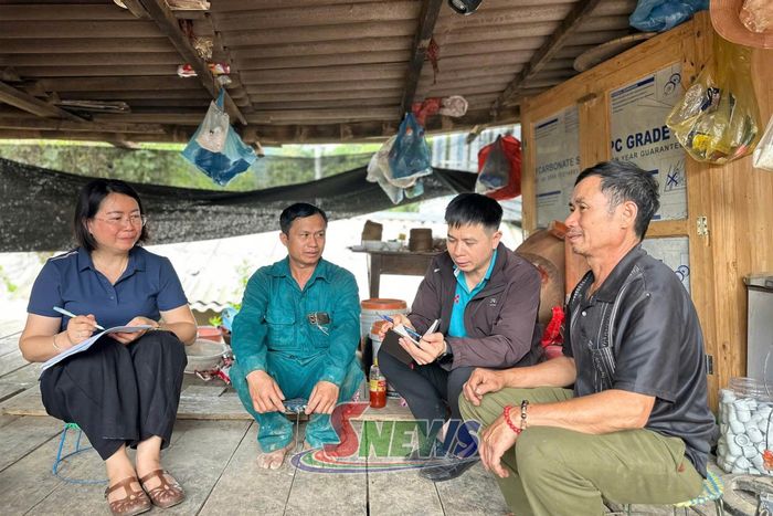 Tổ công tác của Ủy ban Mặt trận Tổ quốc Việt Nam phường Chiềng Cơi nắm bắt tâm tư nhân dân bản San.