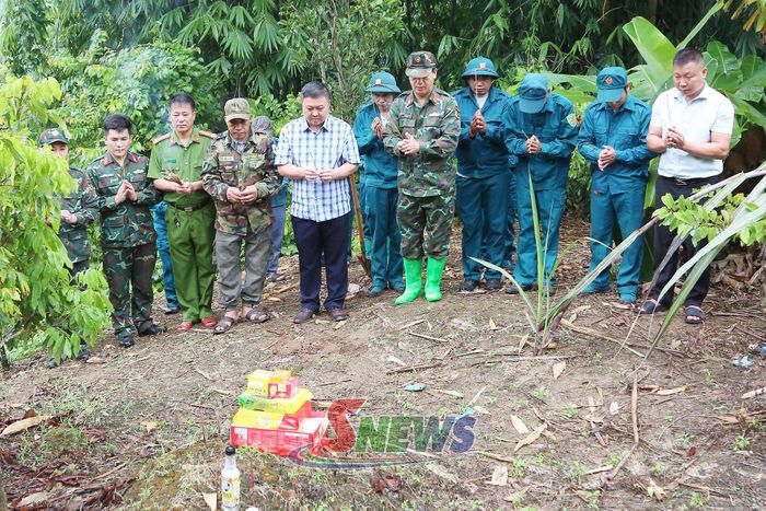 Lực lượng chức năng và nhân dân xã Chiềng Hặc tại khu vực tìm kiếm, quy tập hài cốt liệt sĩ ở bản Hua Đán.