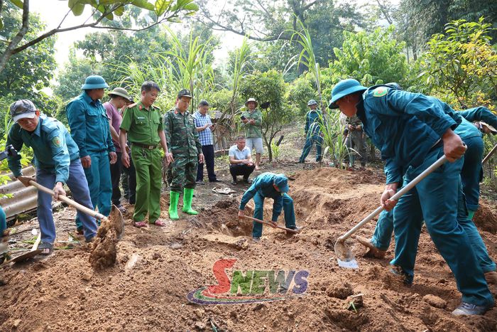 Các lực lượng tiến hành khai quật, cất bốc phần hài cốt liệt sĩ tại bản Hua Đán, xã Chiềng Hặc.