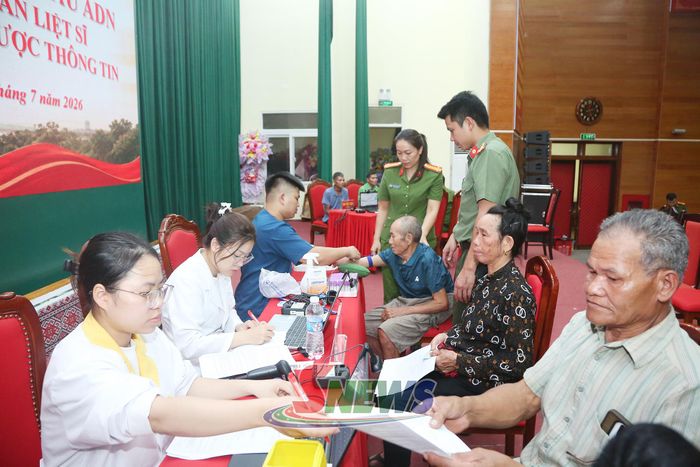 Thân nhân liệt sĩ của xã Chiềng Hặc tham gia lấy mẫu sinh phẩm ADN.