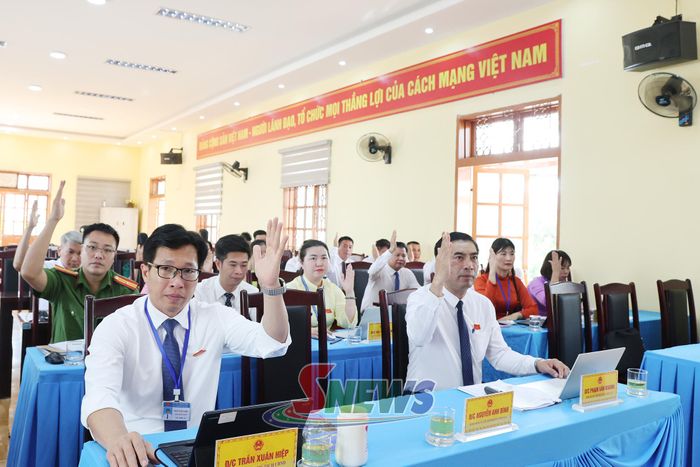Các đại biểu biểu quyết thông qua các tờ trình và dự thảo trình tại Kỳ họp.