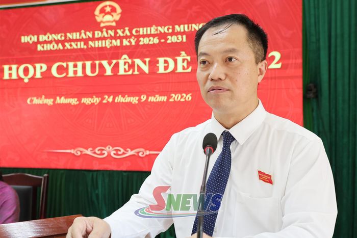 Đồng chí Nguyễn Anh Bình, Bí thư Đảng uỷ, Chủ tịch HĐND xã, phát biểu tại Kỳ họp.