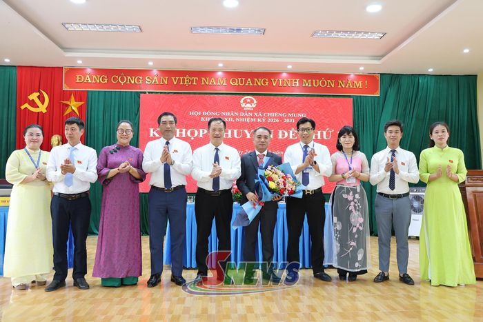 Lãnh đạo xã tặng hoa chúc mừng ông Đào Trung Hiếu, được bầu giữ chức Phó Chủ tịch UBND xã nhiệm kỳ 2026 -2031.