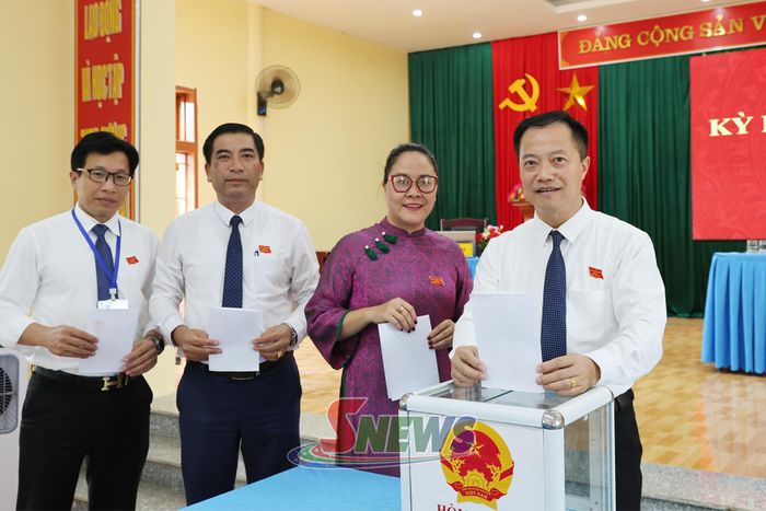 Các đại biểu bỏ phiếu bầu chức danh Phó Chủ tịch UBND xã khoá XVII, nhiệm kỳ 2026 -2031.