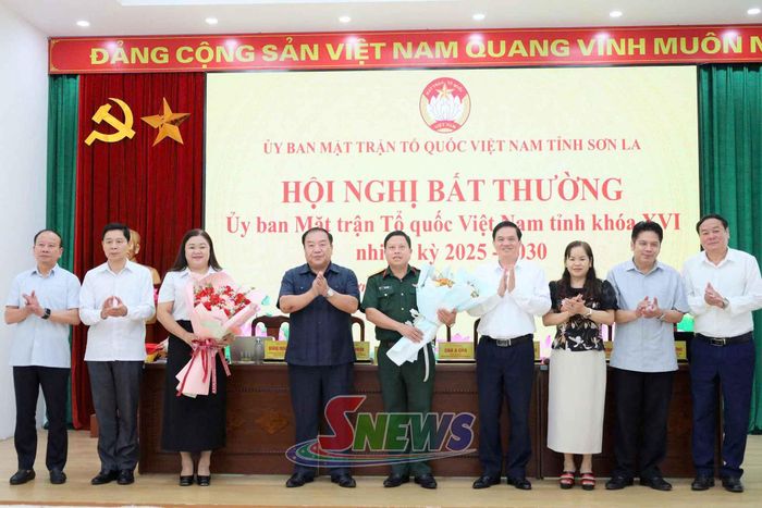 Các đồng chí trong Ban Thường trực Ủy ban MTTQ Việt Nam tỉnh tặng hoa chúc mừng các đồng chí được kiện toàn, bổ sung nhân sự.