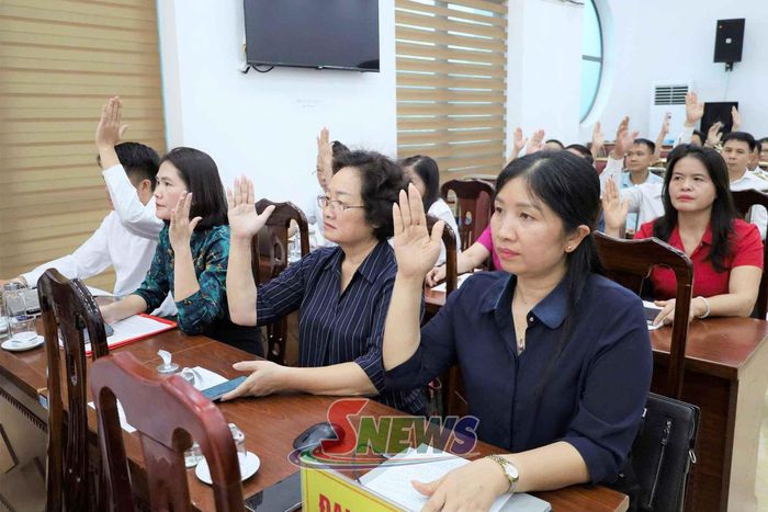 Các đại biểu biểu quyết hiệp thương cử bổ sung Ủy viên Ủy ban MTTQ Việt Nam tỉnh khóa XVI, nhiệm kỳ 2025-2030.