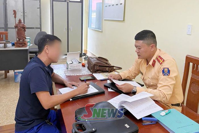 Lực lượng CSGT Công an tỉnh Sơn La lập biên bản vi phạm hành chính đối với ông N.Đ.L