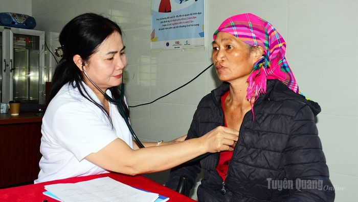 Bác sĩ Bệnh viện Phục hồi chức năng Hương Sen thăm khám miễn phí cho người dân xã Phố Bảng.