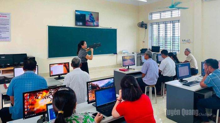 Bí thư chi bộ các thôn trên địa bàn xã Hồng Sơn tham gia lớp học nâng cao năng lực chuyển đổi số.