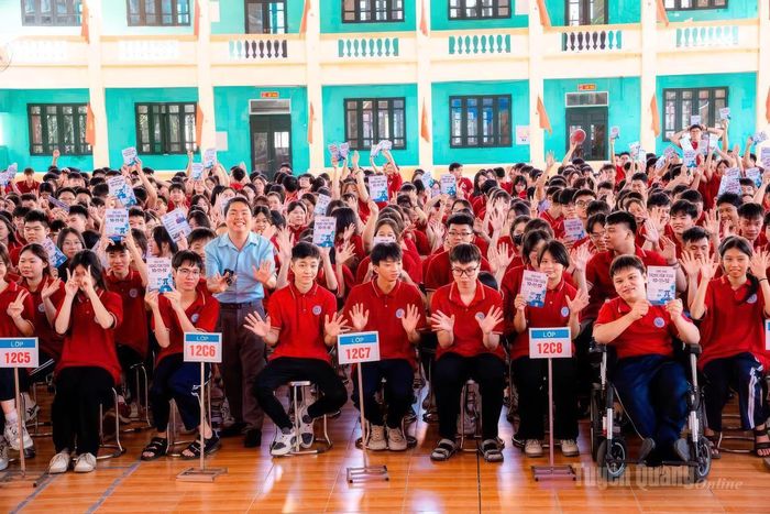 Các em học sinh Trường THPT Tân Trào hào hứng tham gia chương trình "Định vị bản thân".