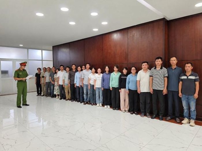 Các bị can bị khởi tố trong đường dây mua bán trái phép hóa đơn quy mô lớn. Ảnh: Công an TPHCM (cung cấp ngày 23-09)