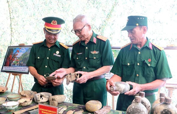 Cựu chiến binh xúc động nhìn lại những kỷ vật từ chiến trường Vị Xuyên năm xưa.