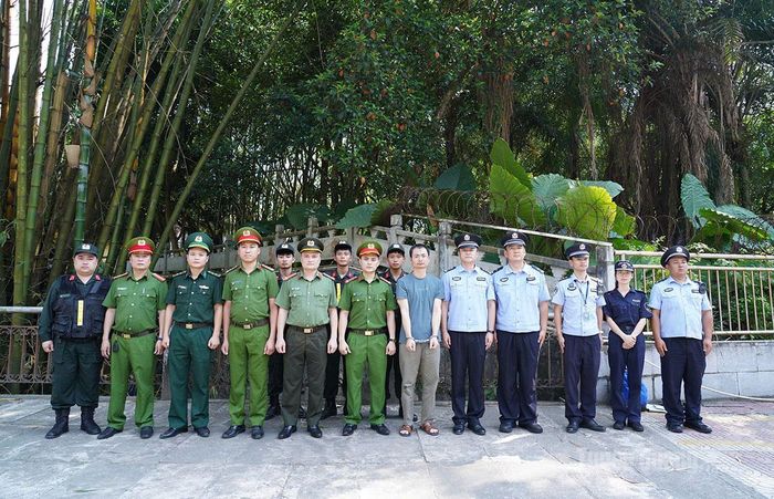 Công an tỉnh Tuyên Quang bàn giao đối tượng Lin Yuan Shen cho phía Công an châu Văn Sơn, tỉnh Vân Nam, Trung Quốc.