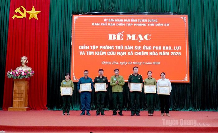 Lãnh đạo UBND xã Chiêm Hóa trao Giấy khen cho các cá nhân có thành tích xuất sắc trong công tác tổ chức và tham gia diễn tập.