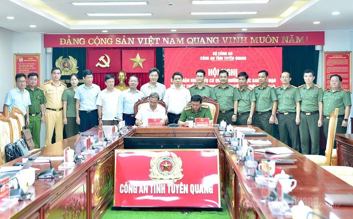 Lãnh đạo Công an tỉnh và Văn phòng Tỉnh ủy ký kết biên bản bàn giao, tiếp nhận nhiệm vụ Cơ quan Thường trực Ban Chỉ đạo 57 của tỉnh.