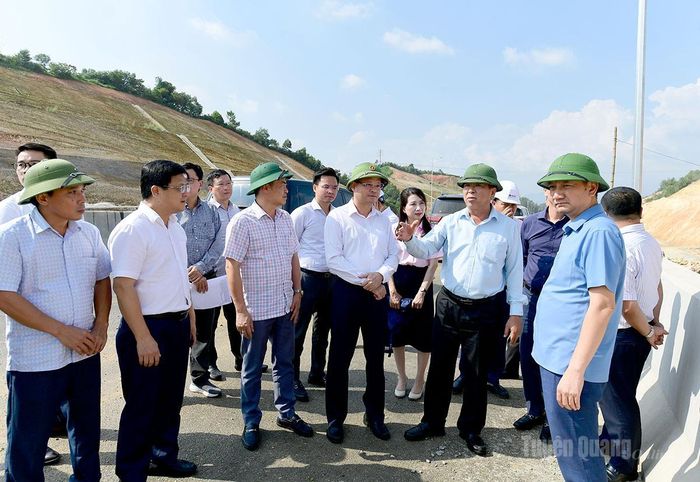 Bộ trưởng Trần Hồng Minh cùng các đồng chí lãnh đạo tỉnh nghe đơn vị thi công báo cáo những thuận lợi, khó khăn trong thực hiện dự án.