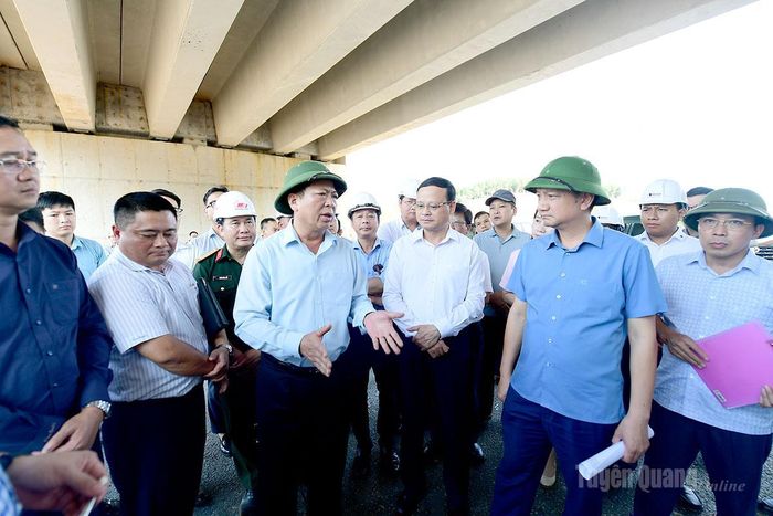 Bộ trưởng Trần Hồng Minh yêu cầu chủ đầu tư dự án, đơn vị thi công đẩy nhanh tiến độ công trình.