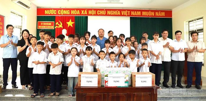 Chủ tịch UBND tỉnh Phan Huy Ngọc tặng quà động viên các cháu thiếu nhi tại Trung tâm Công tác xã hội Hà Giang.