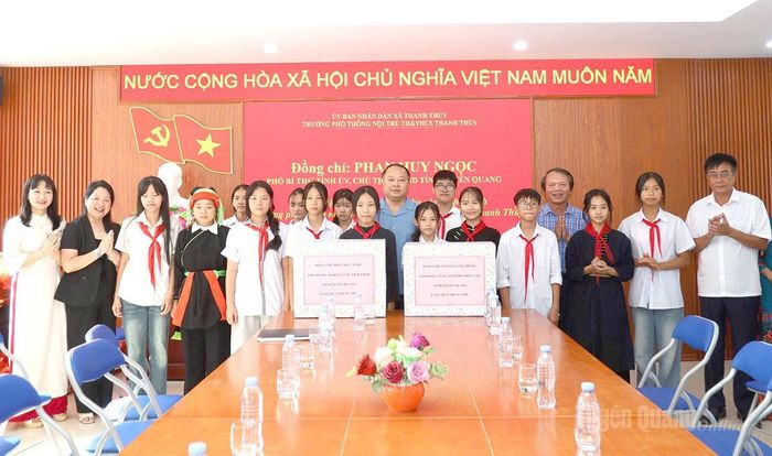 Chủ tịch UBND tỉnh Phan Huy Ngọc tặng quà Tết Trung thu cho học sinh Trường PTNT Tiểu học và THCS Thanh Thủy.