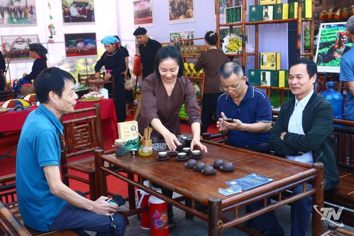Chén trà góp phần gắn kết những cuộc gặp gỡ, giao tiếp hằng ngày.