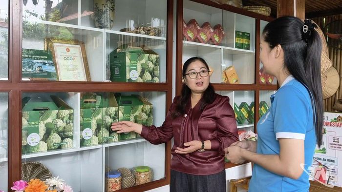 Chị Hoàng Như Hoa giới thiệu sản vật địa phương tại mô hình du lịch cộng đồng Noong Homestay.