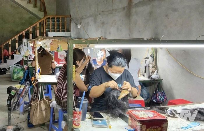 Xưởng móc tóc thời trang do Hoàng Thị Xuân, xã Võ Nhai xây dựng, tạo việc làm cho nhiều chị em ở địa phương.