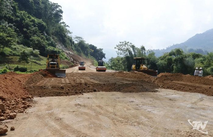 Các nhà thầu huy động máy móc, đẩy nhanh tiến độ thi công nền đường tại gói thầu số 60, Dự án tuyến đường Bắc Kạn - hồ Ba Bể kết nối sang Na Hang, Tuyên Quang.