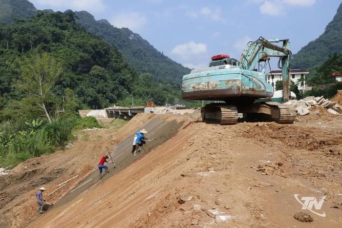 Công nhân thi công hạng mục gia cố mái taluy tại gói thầu số 60, đoạn Ba Bể - Na Hang.