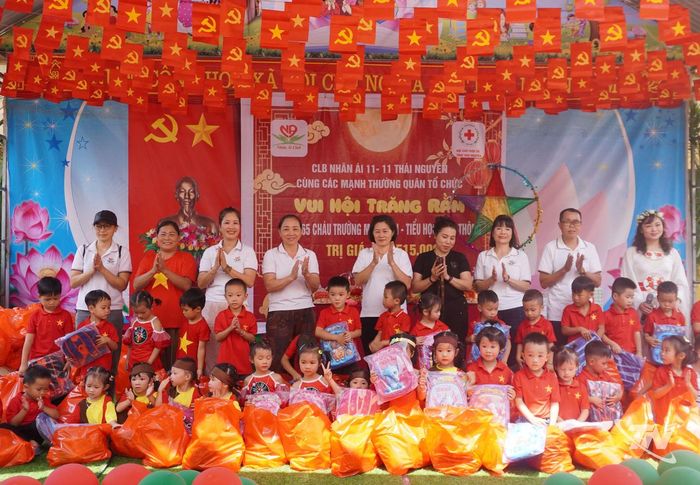 Xã Vĩnh Thông phối hợp với các nhà hảo tâm tặng quà Trung thu cho trẻ em trên địa bàn.