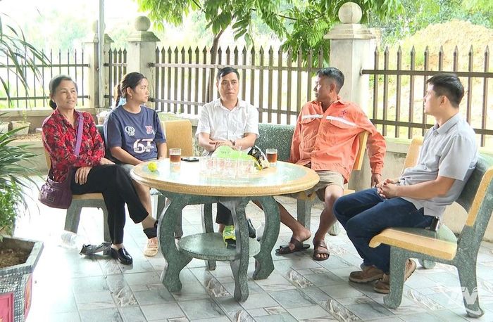 Cán bộ phường Phúc Thuận tuyên truyền, trao đổi với người dân về công tác giải phóng mặt bằng, góp phần tạo đồng thuận trong quá trình triển khai dự án.
