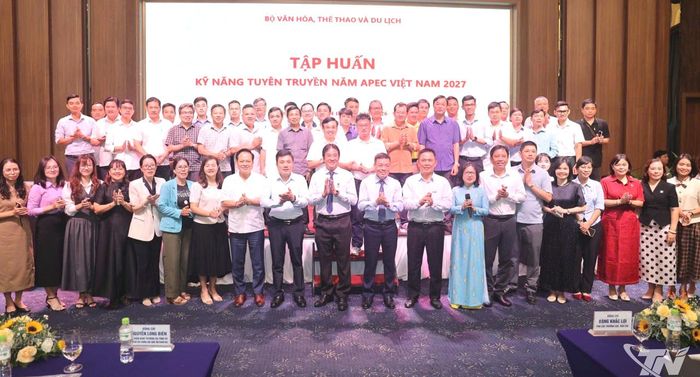 Các đại biểu tham gia Hội nghị tập huấn chụp ảnh lưu niệm.