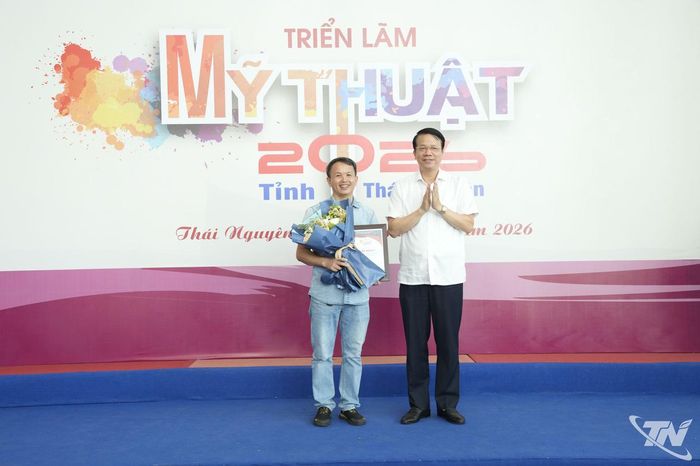 Đồng chí Dương Văn Lượng, Phó Chủ tịch UBND tỉnh, trao giải Nhất cho họa sĩ Dương Văn Chung.