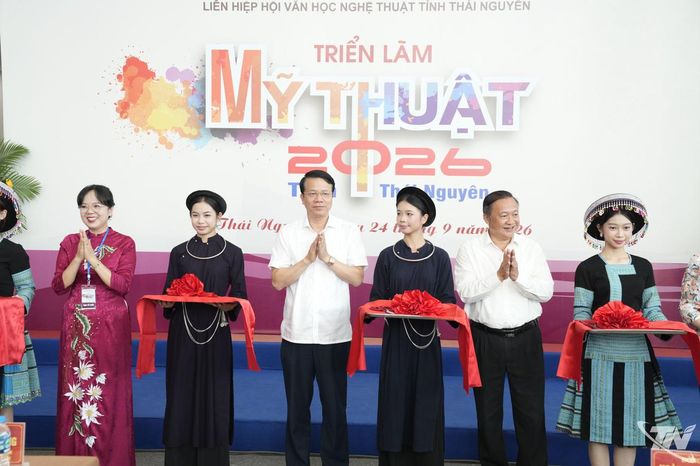 Các đại biểu cắt băng khai mạc Triển lãm Mỹ thuật tỉnh Thái Nguyên năm 2026.