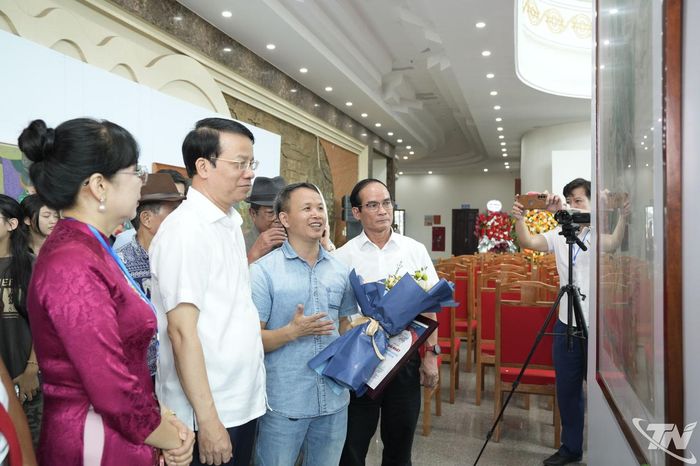 Các đại biểu tham quan Triển lãm.
