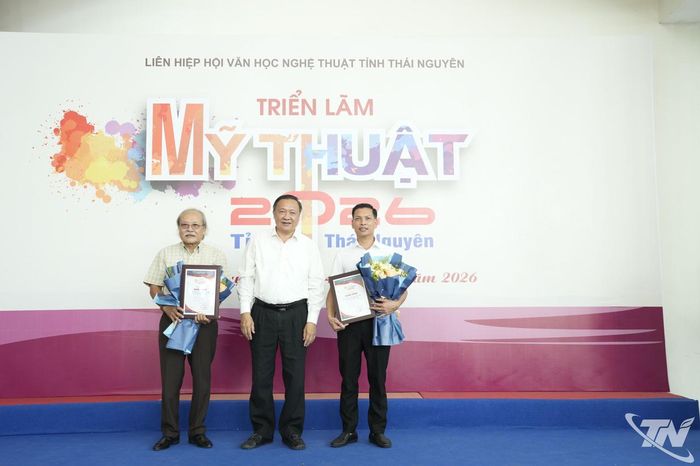 Đồng chí Hoàng Anh Trung, Phó Bí thư chuyên trách Đảng ủy Các cơ quan Đảng tỉnh, trao giải Nhì cho các tác giả.