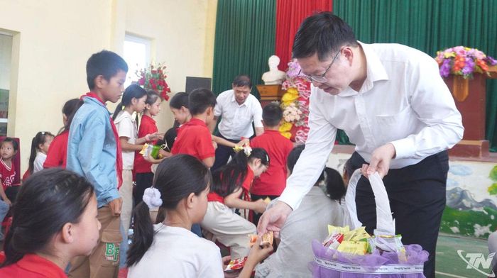 Đồng chí Đinh Quang Tuyên chung vui cùng thiếu nhi Bằng Vân nhân dịp Tết Trung thu.