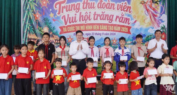 Đồng chí Đinh Quang Tuyên trao quà Trung thu cho thiếu nhi xã Bằng Vân.