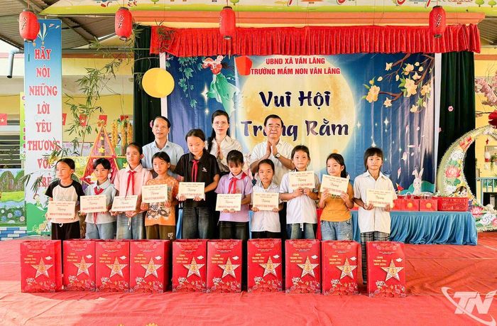 Đoàn công tác của tỉnh tặng quà cho trẻ em xã Văn Lăng.