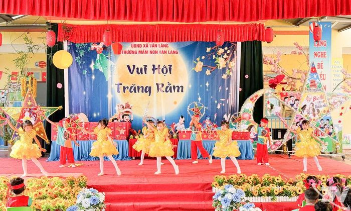 Tiết mục văn nghệ của thiếu nhi xã Văn Lăng.