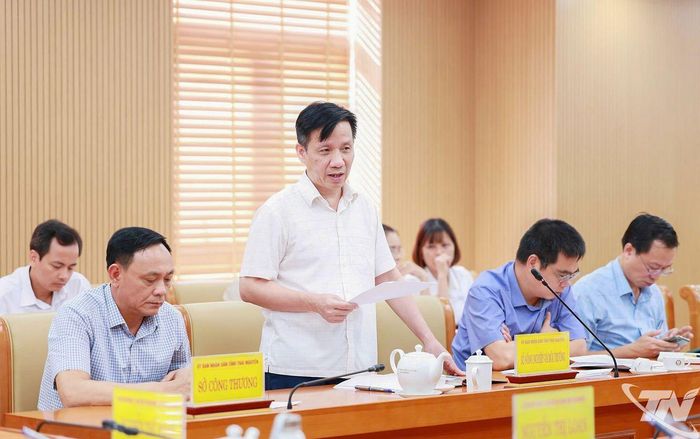 Đồng chí Đặng Văn Huy, Giám đốc Sở Nông nghiệp và Môi trường báo cáo tại cuộc họp.