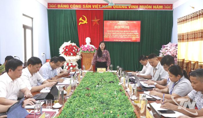 Đoàn giám sát của Ban Dân tộc, HĐND tỉnh làm việc tại xã Côn Minh.