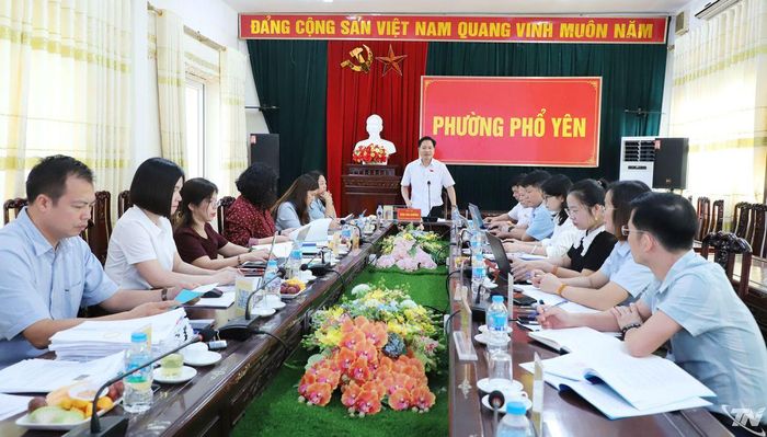 Đoàn giám sát làm việc tại UBND phường Phổ Yên.